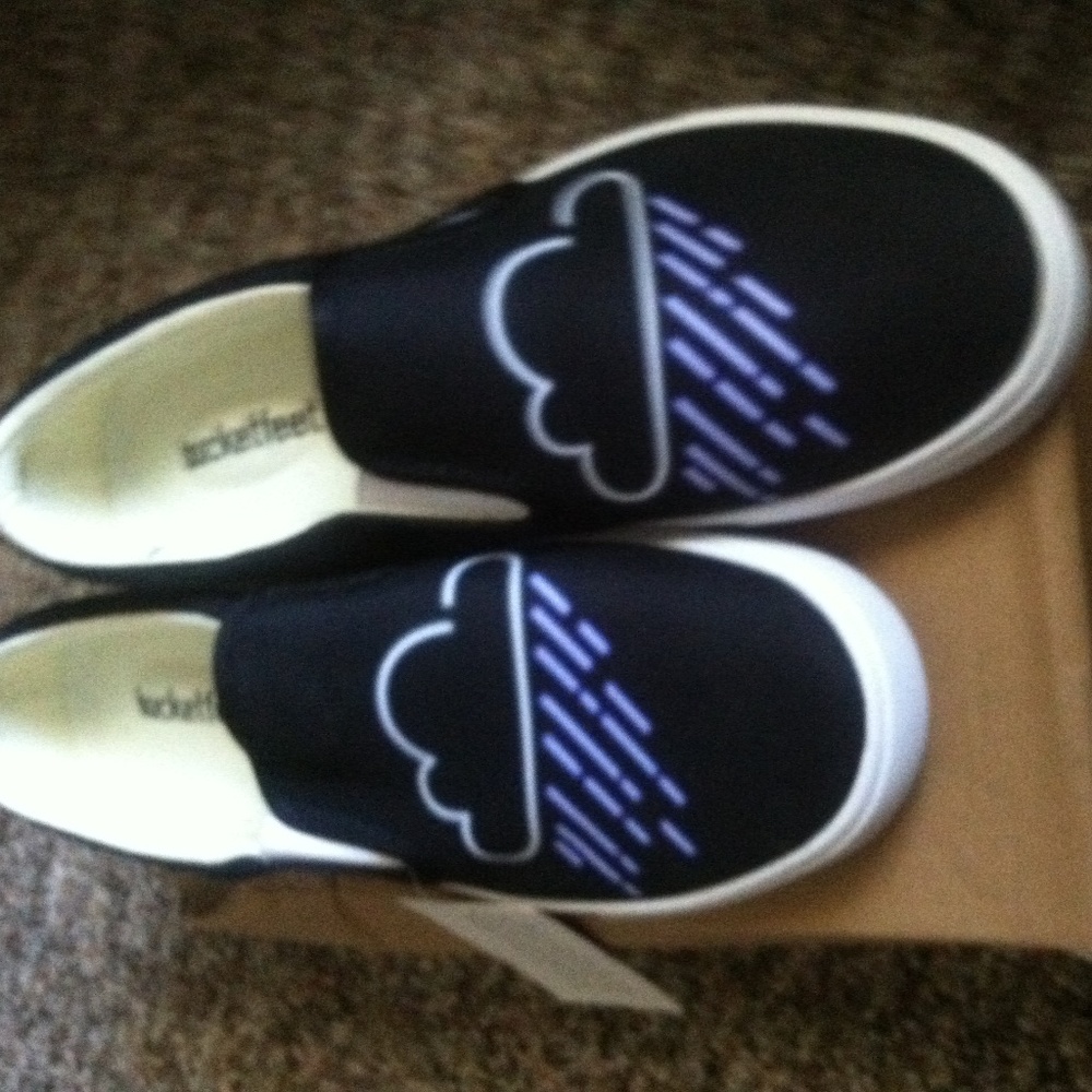 Bucketfeet Slip On Sneaker Size 9 PurpleRain Cloud